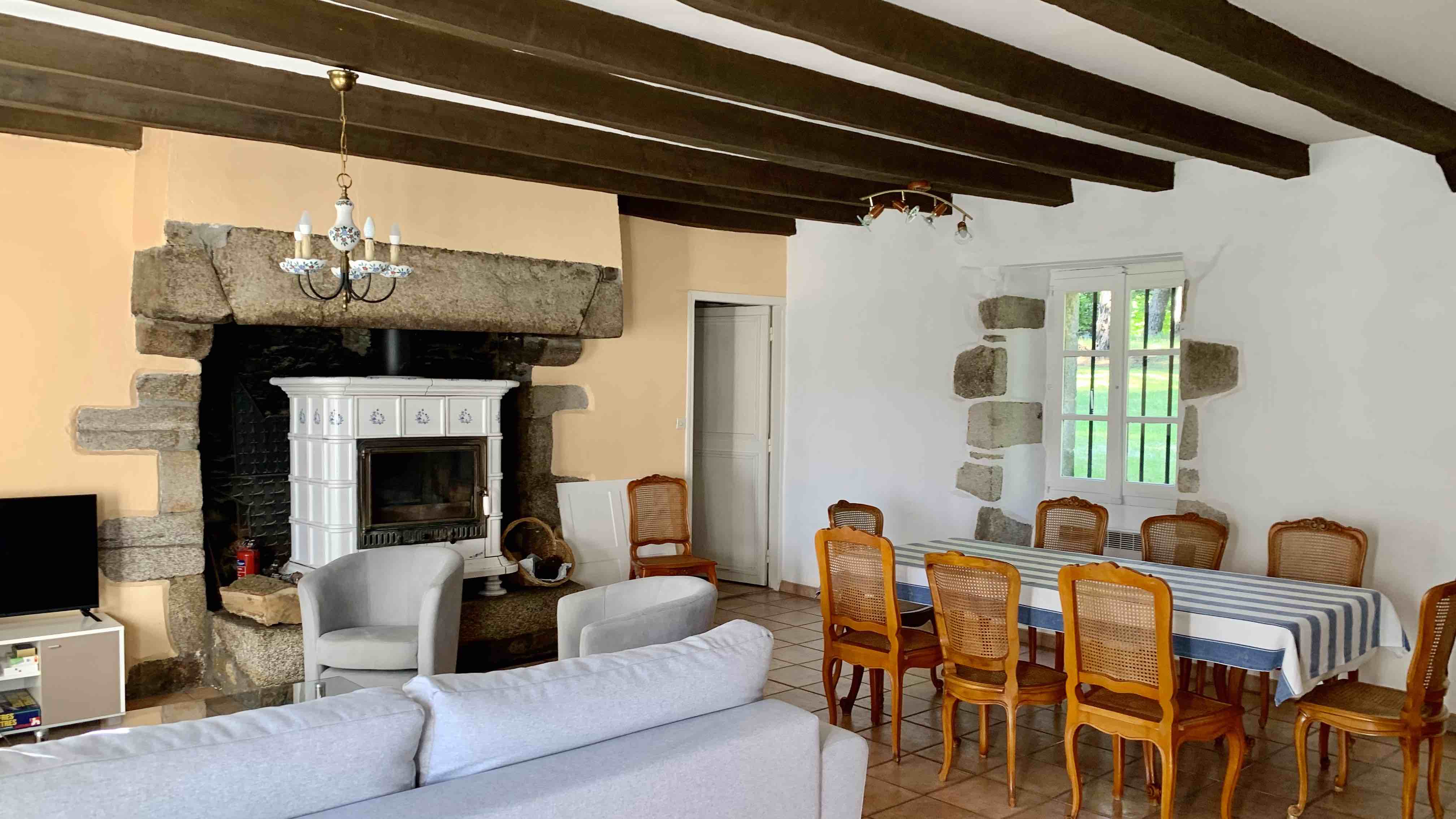 Salon et coin repas du gîte de la Bergerie