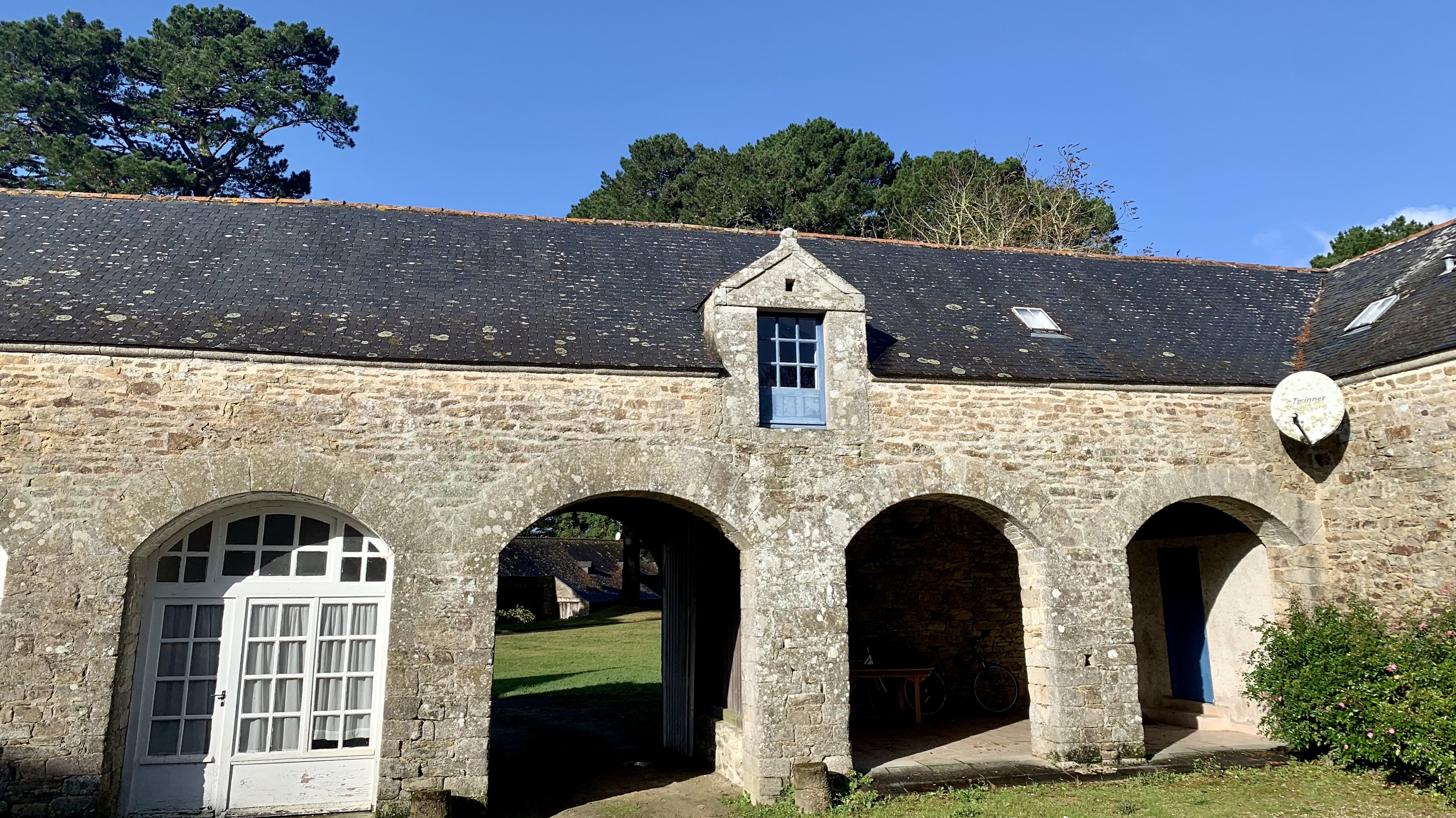 Le gîte de groupe du Château de Trémohar, dans la cour de l'ancienne ferme fortifiée
