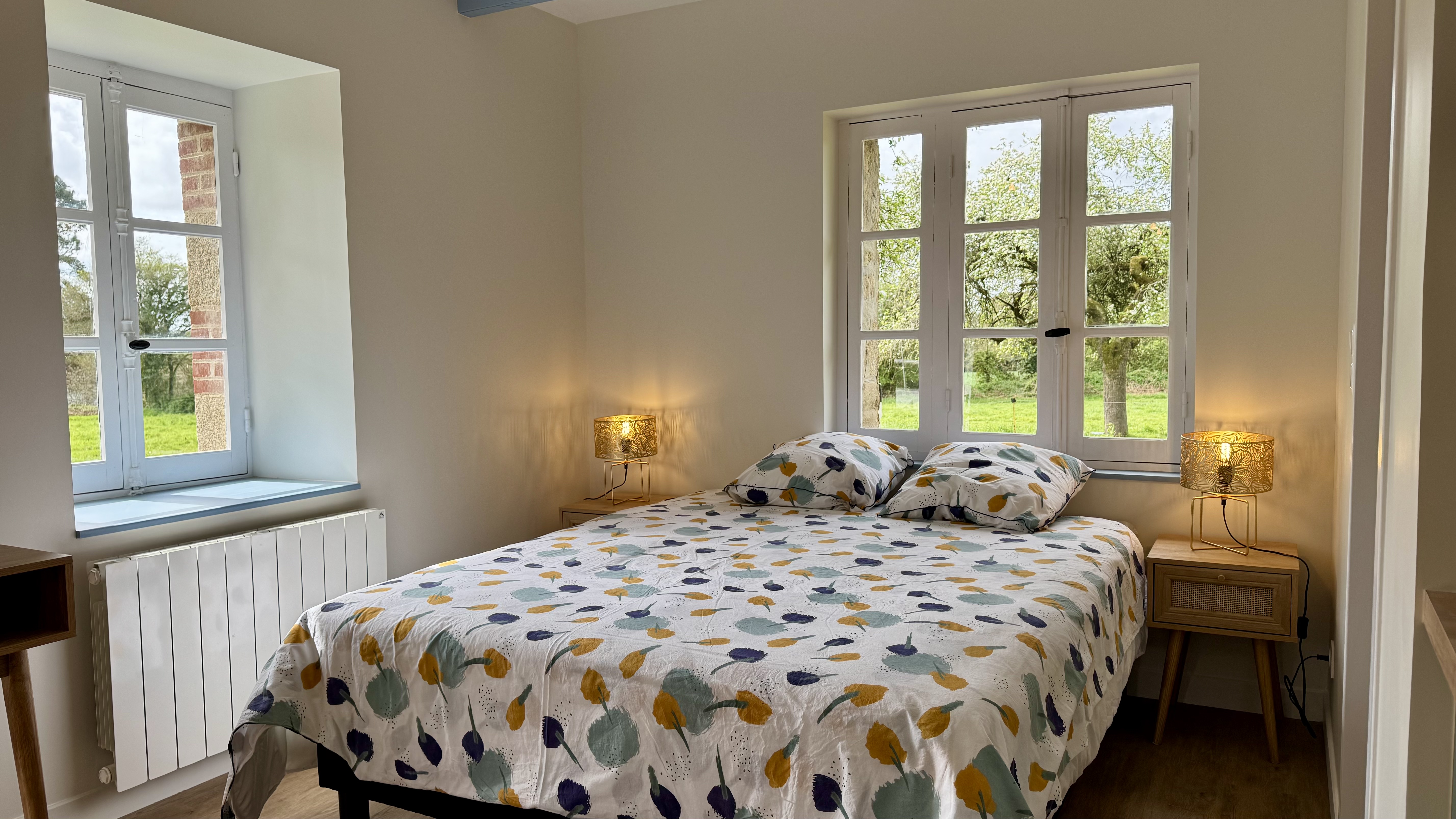 Une chambre au lit queen-size très confortable