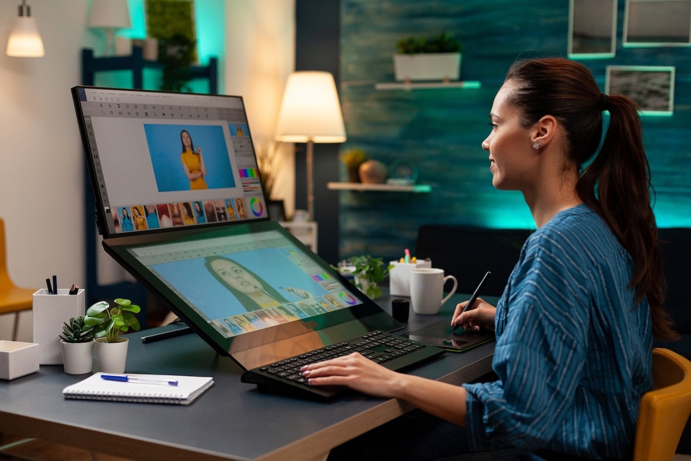 Mitarbeiter sitzt vor einem Windows 11 PC mit hoher Performance