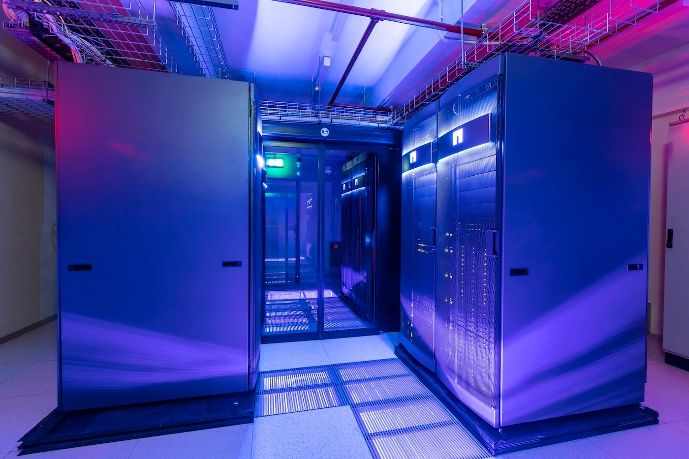 Modernes Rechenzentrum mit Server-Racks und aktiver IT-Infrastruktur für Datensicherheit