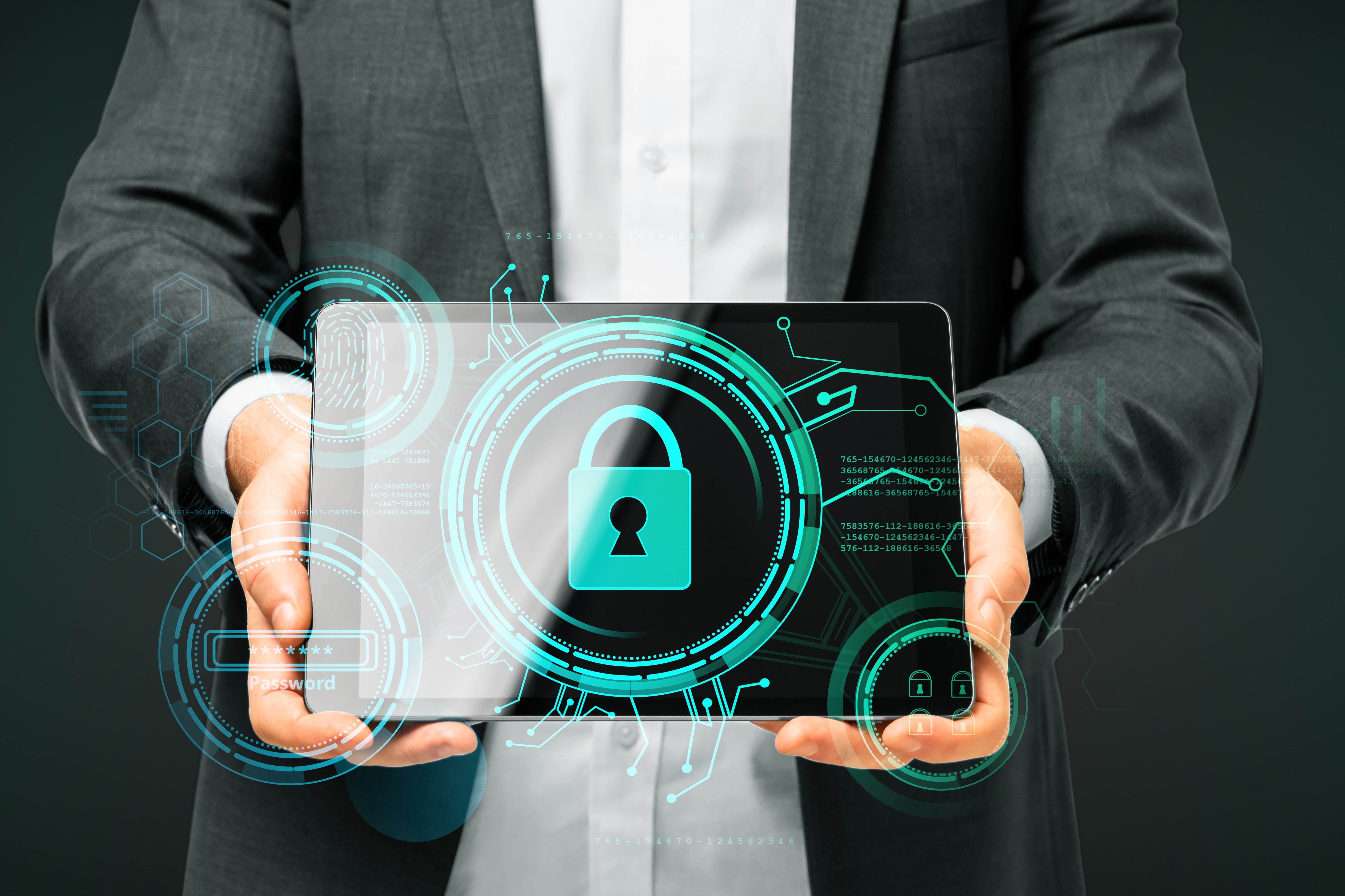Ein Geschäftsmann hält ein Tablet, auf dem ein leuchtendes Vorhängeschloss-Symbol und digitale Sicherheitsgrafiken für Cybersecurity zu sehen sind.