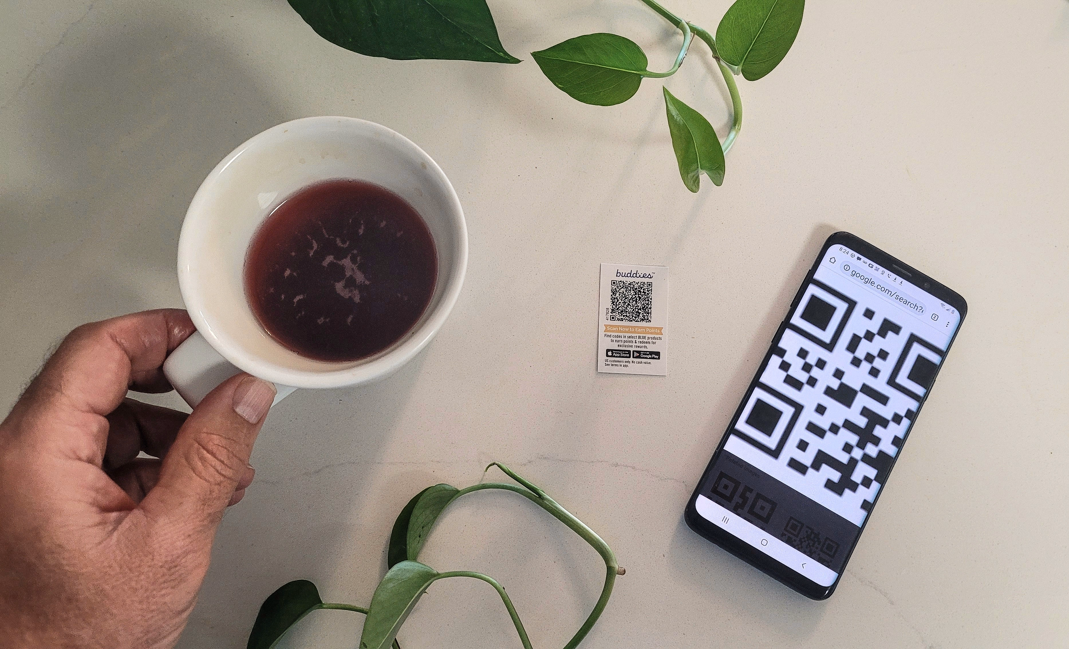 Eine Nahaufnahme zeigt ein dunkles Vorhängeschloss auf einer Reihe von Ausweisdokumenten, die auf einer Tastatur liegen. Die Szene ist in dramatischem Rot- und Blaulicht beleuchtet und symbolisiert Identitätsdiebstahl und den Schutz sensibler Daten.