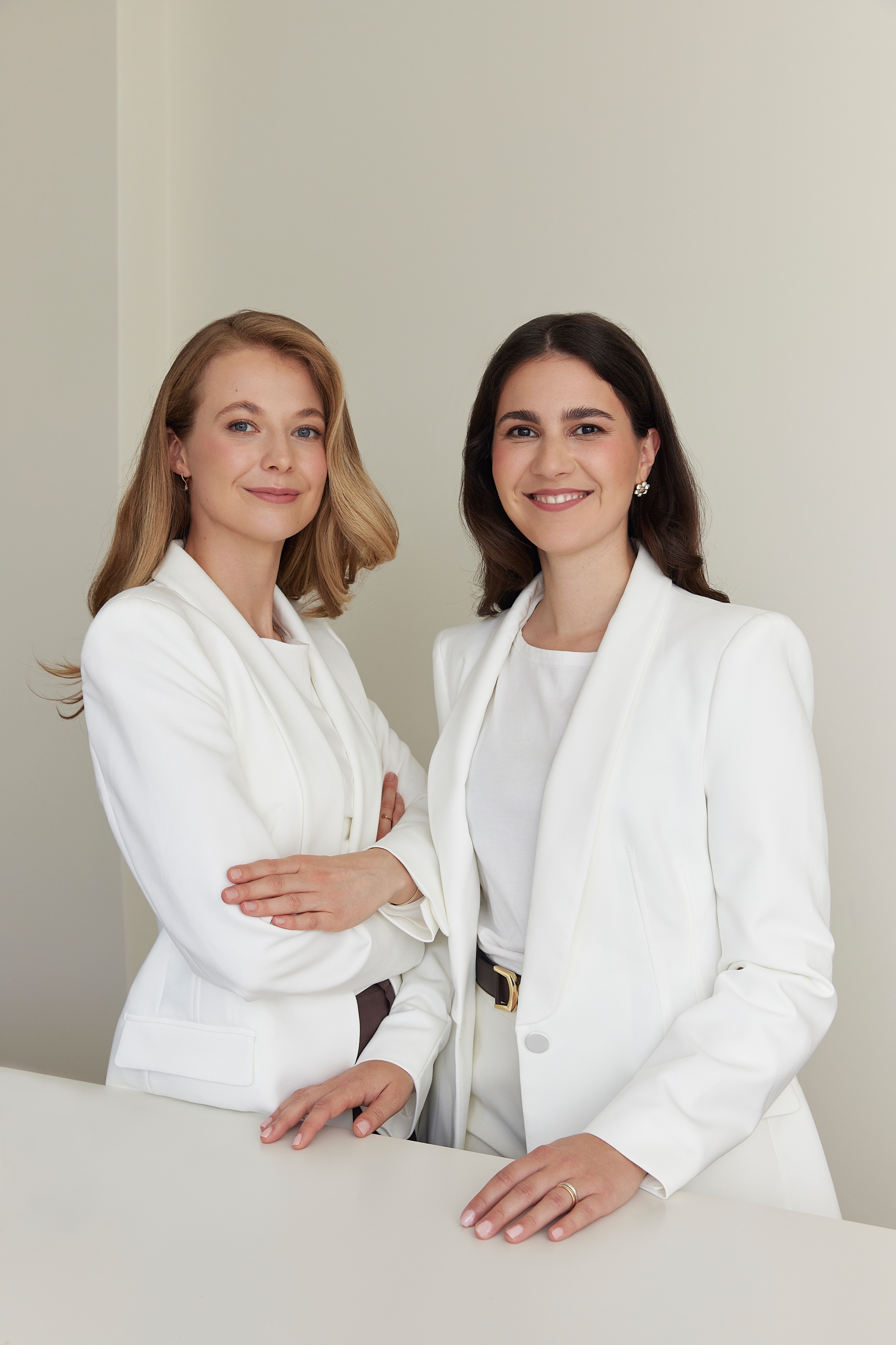 Beide Ärztinnen stehen nebeneinander