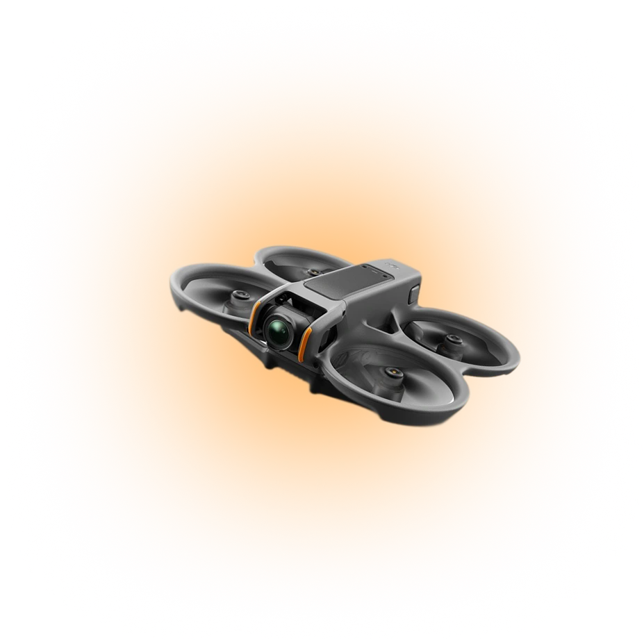 Drone compact gris avec caméra frontale et quatre hélices protégées sur fond orange.