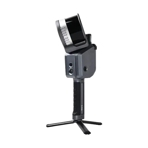 Appareil de scan 3D noir et gris avec poignée ergonomique et trépied intégré.