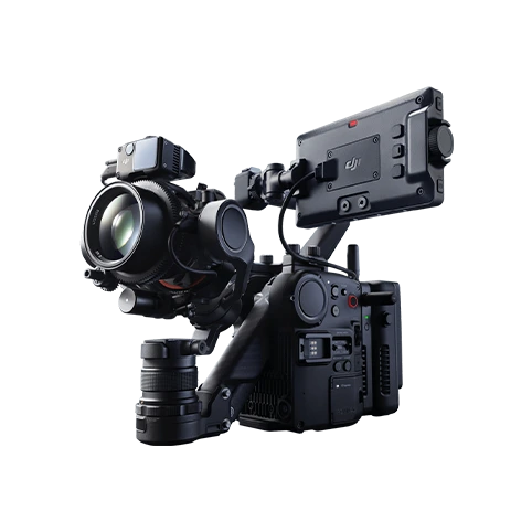  DJI Ronin 4D avec objectif et écran de contrôle monté.