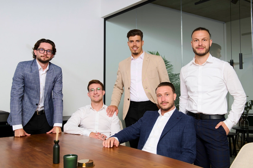 Teamfoto mit Elidon, Pascal, Matthias, David und Silas