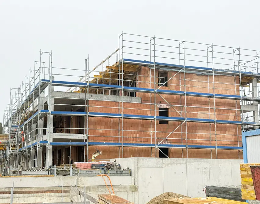 Aussenansicht eines Rohbaus in Baugerüst