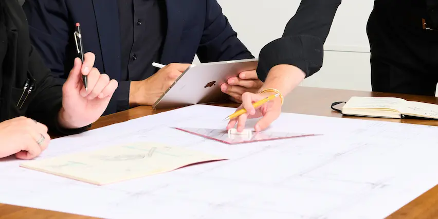 Eine Gruppe bespricht einen Bauplan