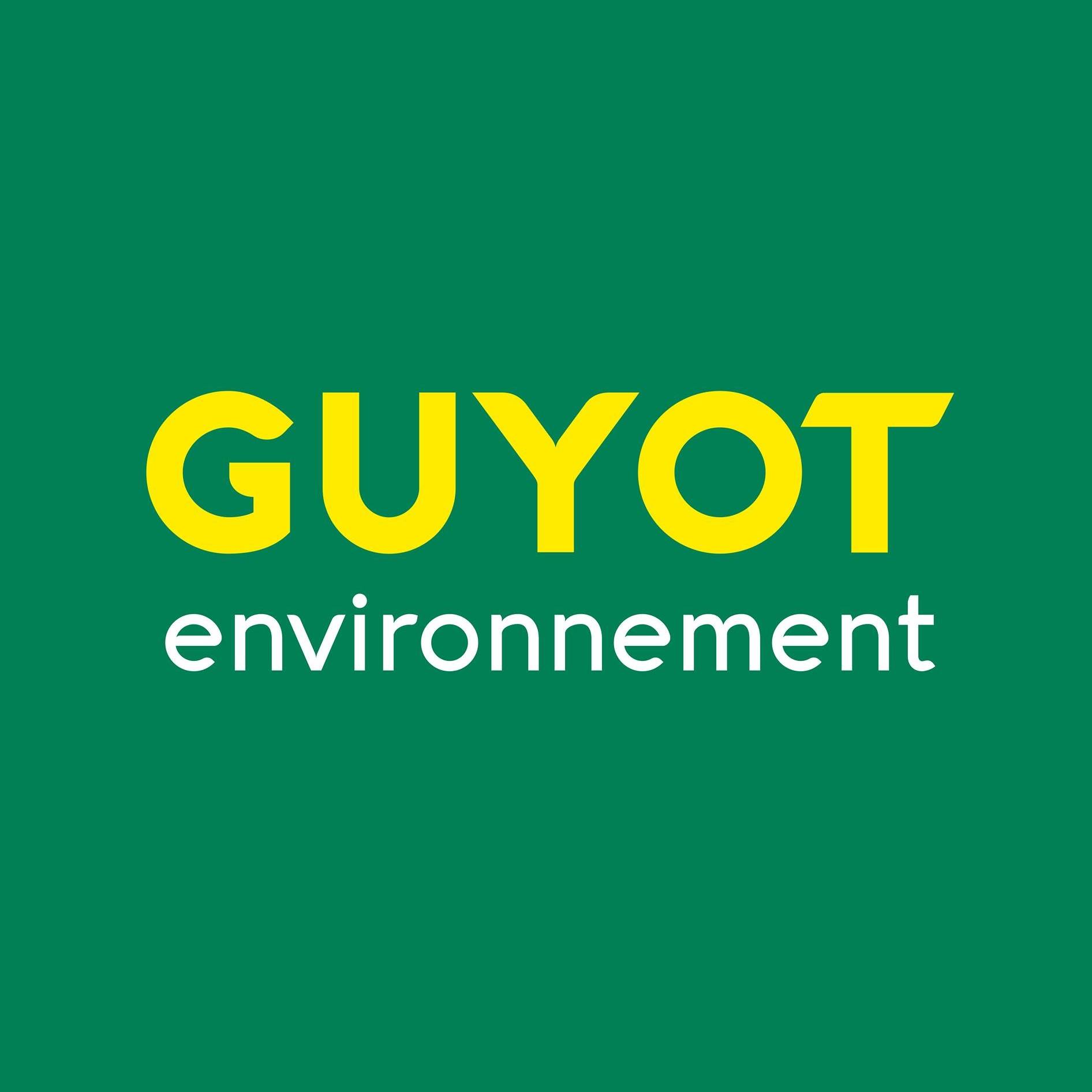 Logo de la société Guyot environnement avec texte jaune et blanc sur fond vert.