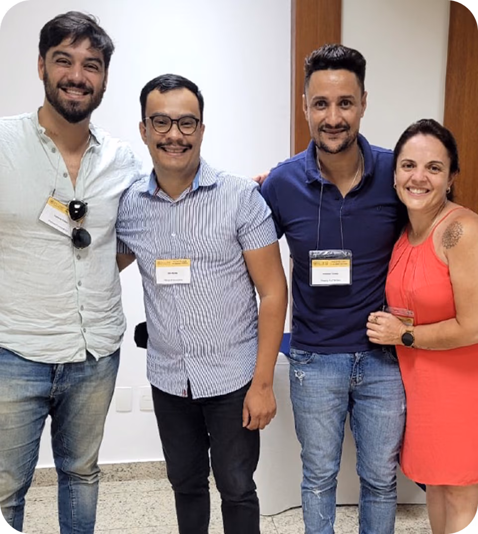 Consultores e educadores em momento de mentoria e interação durante formação continuada de professores.