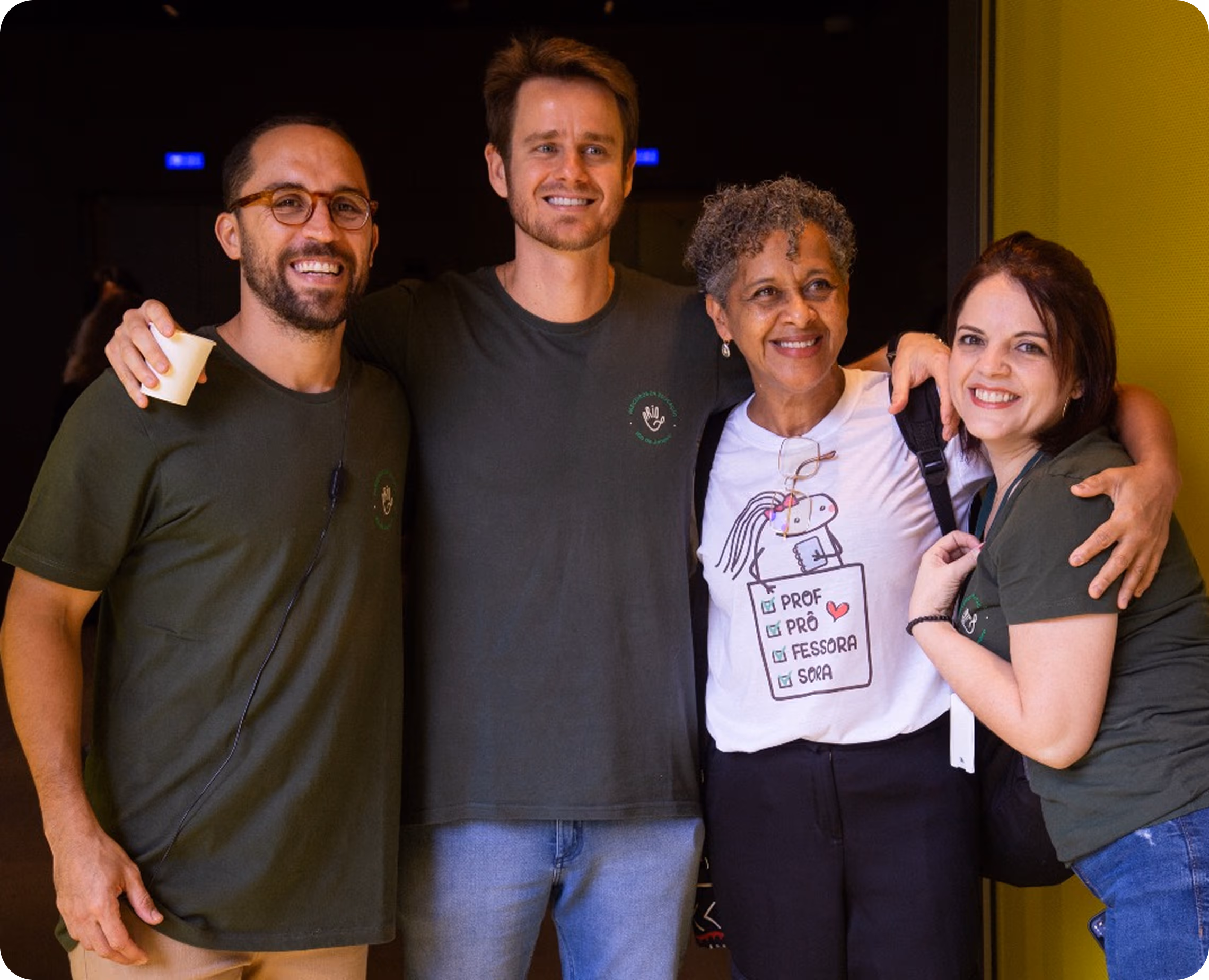 Equipe da Karteira e educadores sorrindo durante formação continuada presencial