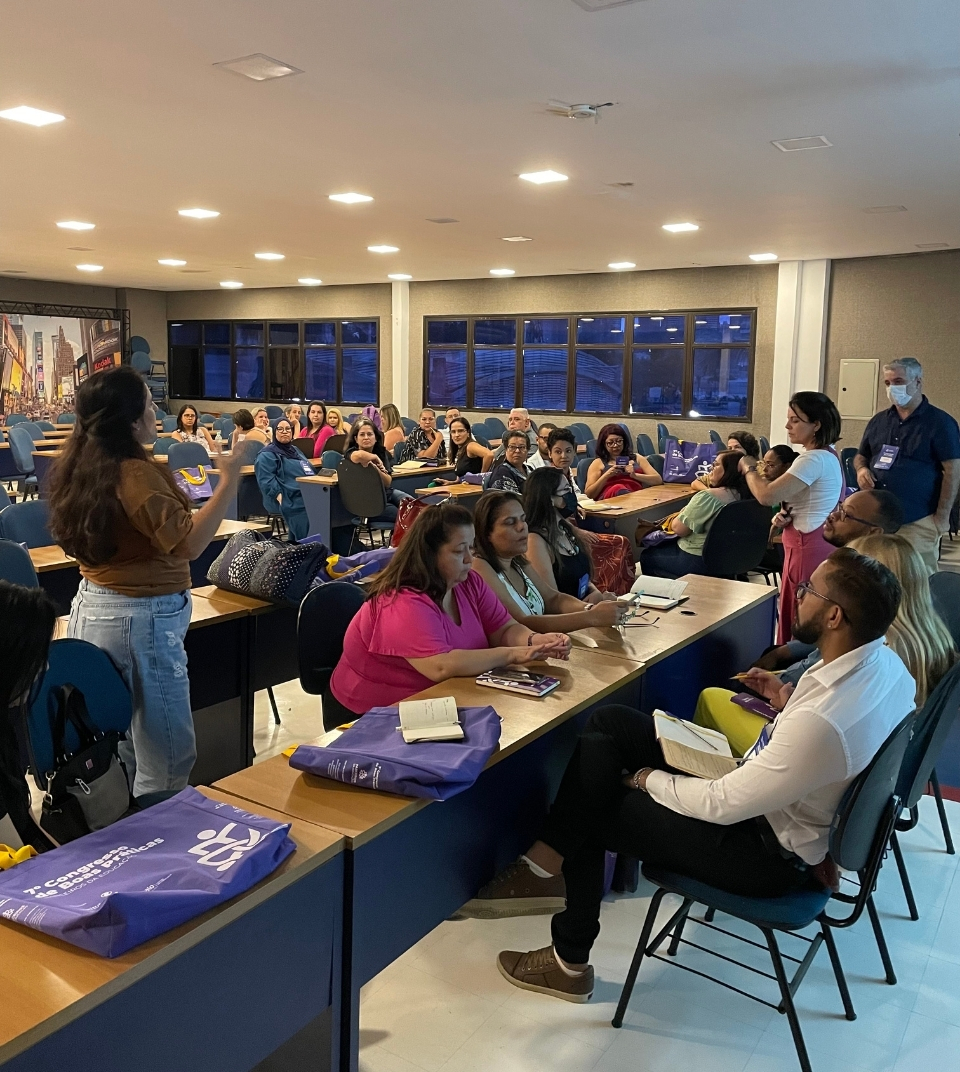 Grande grupo de educadores assistindo palestra em formação continuada e capacitação de rede promovida pela Karteira.
