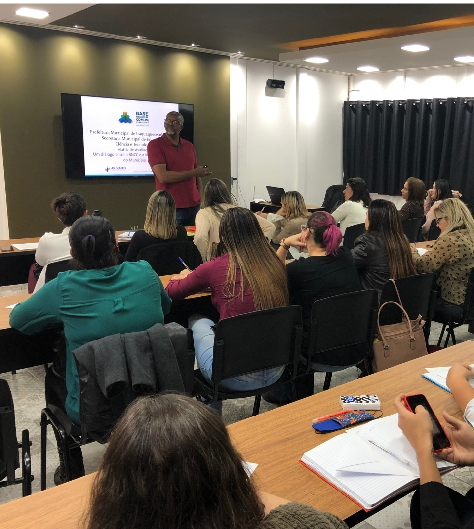 Formação continuada com gestores e professores: consultor da Karteira ministrando oficina prática em sala de aula