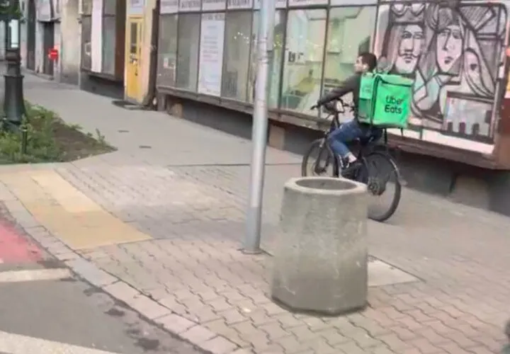 Dostawcy jedzenia na motorowerach