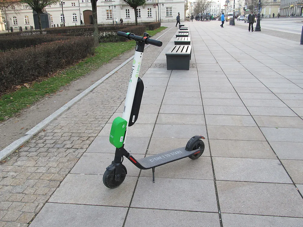 Czy w Warszawie skończy się samowola operatorów e-hulajnóg?