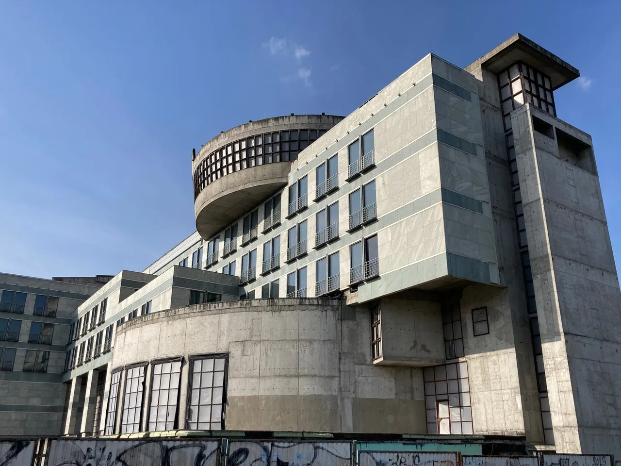 “Gazowy pałac” znika z Warszawy