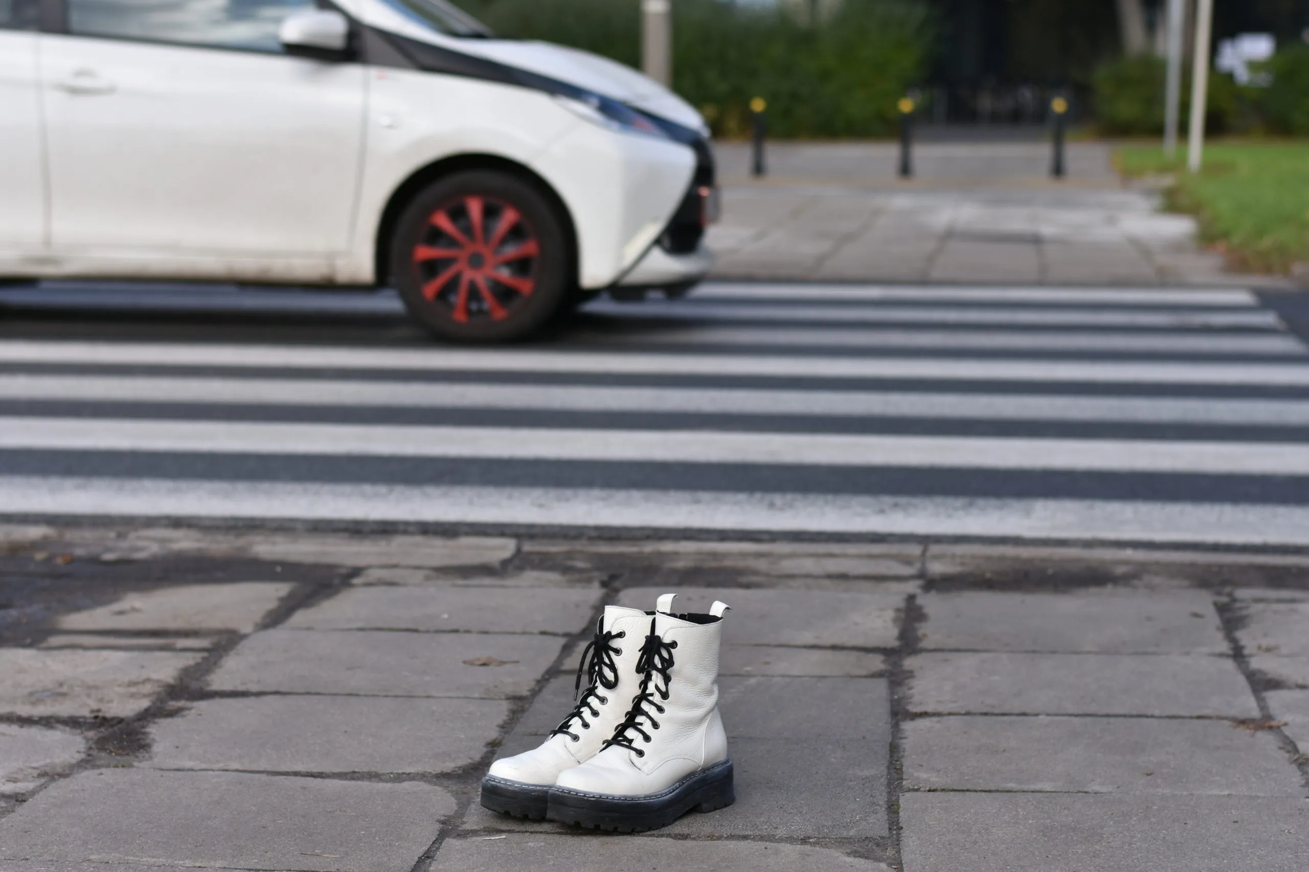 Białe buty stanęły w całej Warszawie. Upamiętniają pieszych - ofiary wypadków drogowych