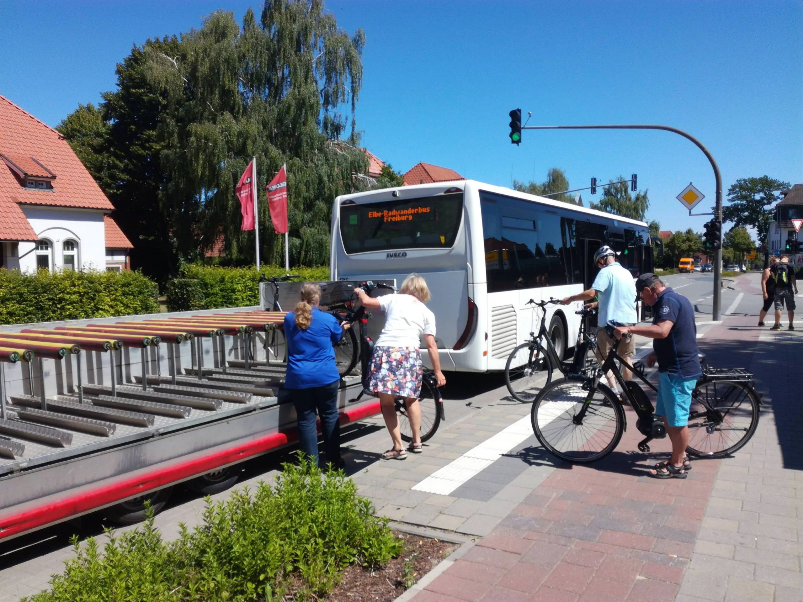 Czy w Warszawie będziemy zwozić rowerzystów do centrum autobusami?