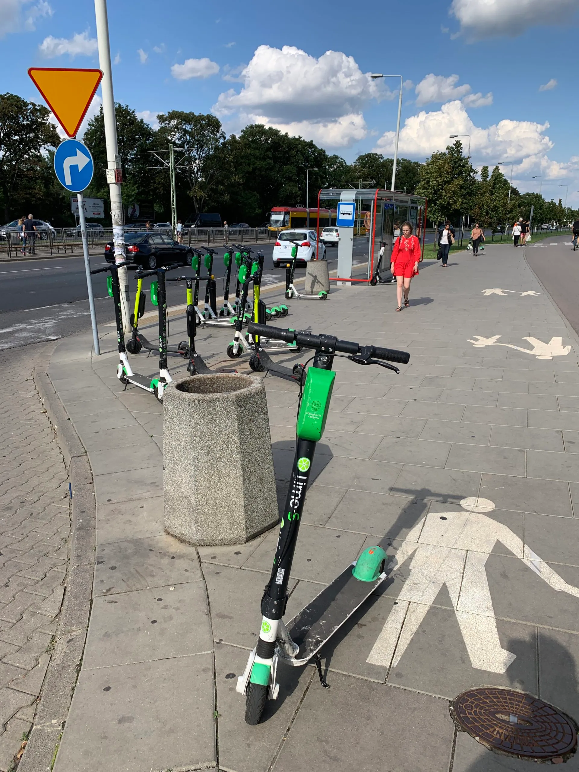 Hulajnogi elektryczne – zasady dla wszystkich oraz dekalog dla operatorów