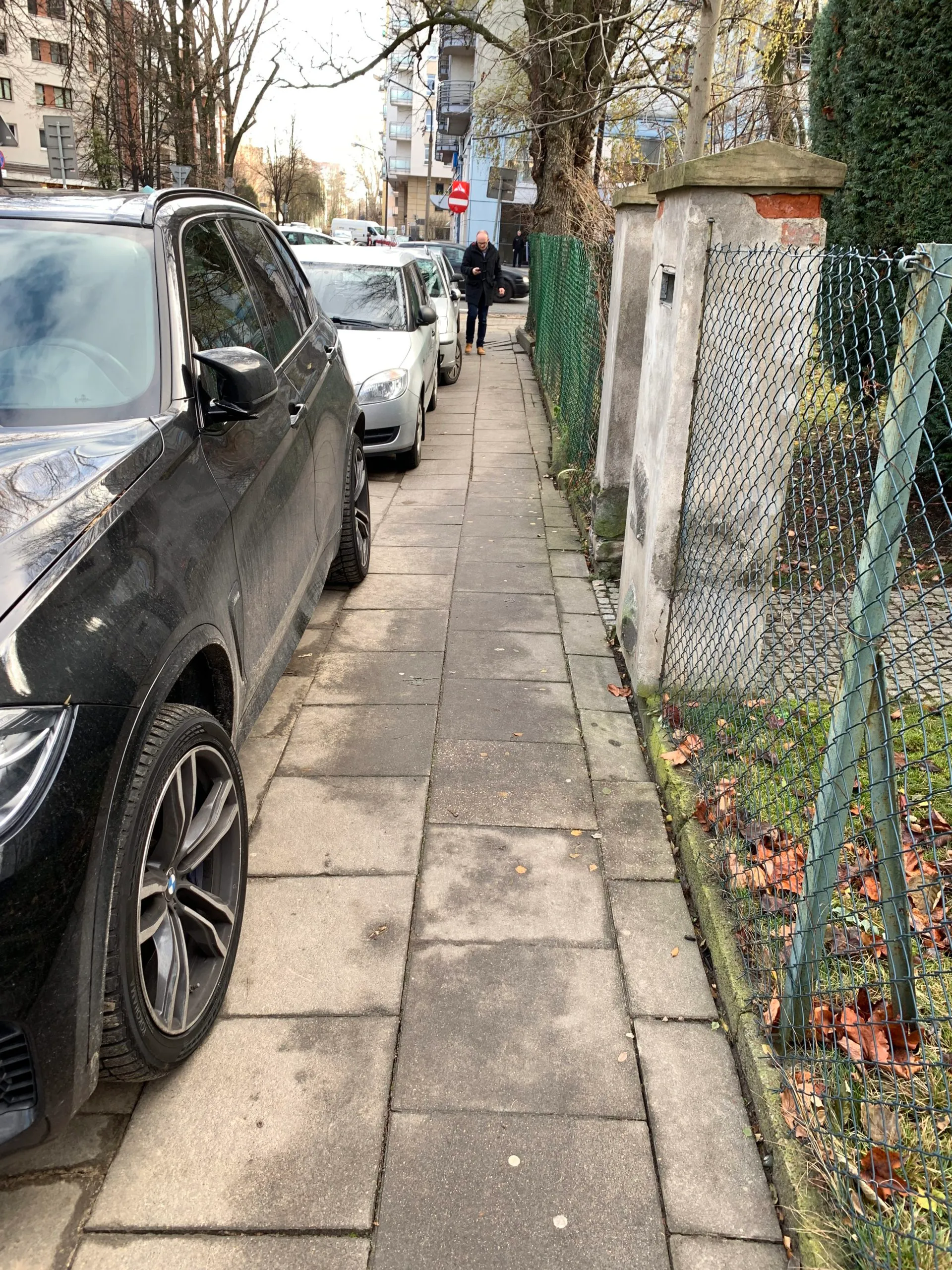 Ministerstwo Infrastruktury: chodniki służą do parkowania