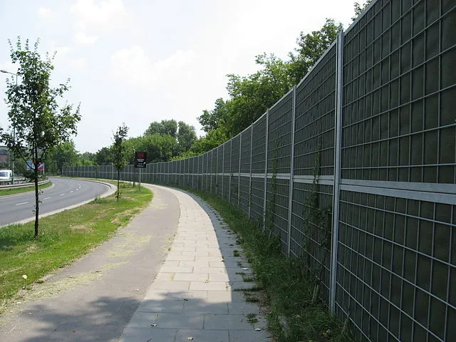 Nielegalne ekrany akustyczne na Gocławiu pozostają