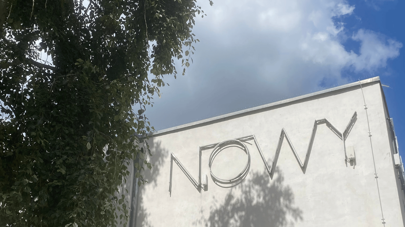 Nowy Teatr w Warszawie. Międzynarodowy sukces, hybrydowa instytucja i lokalna wspólnota