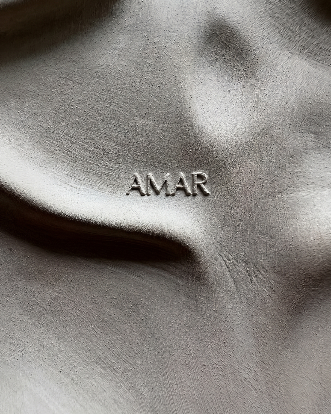 Post Instagram AMAR Studio — habillage graphique et retouche