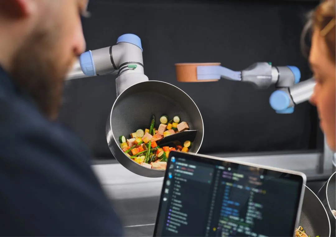 two person are using the laptop