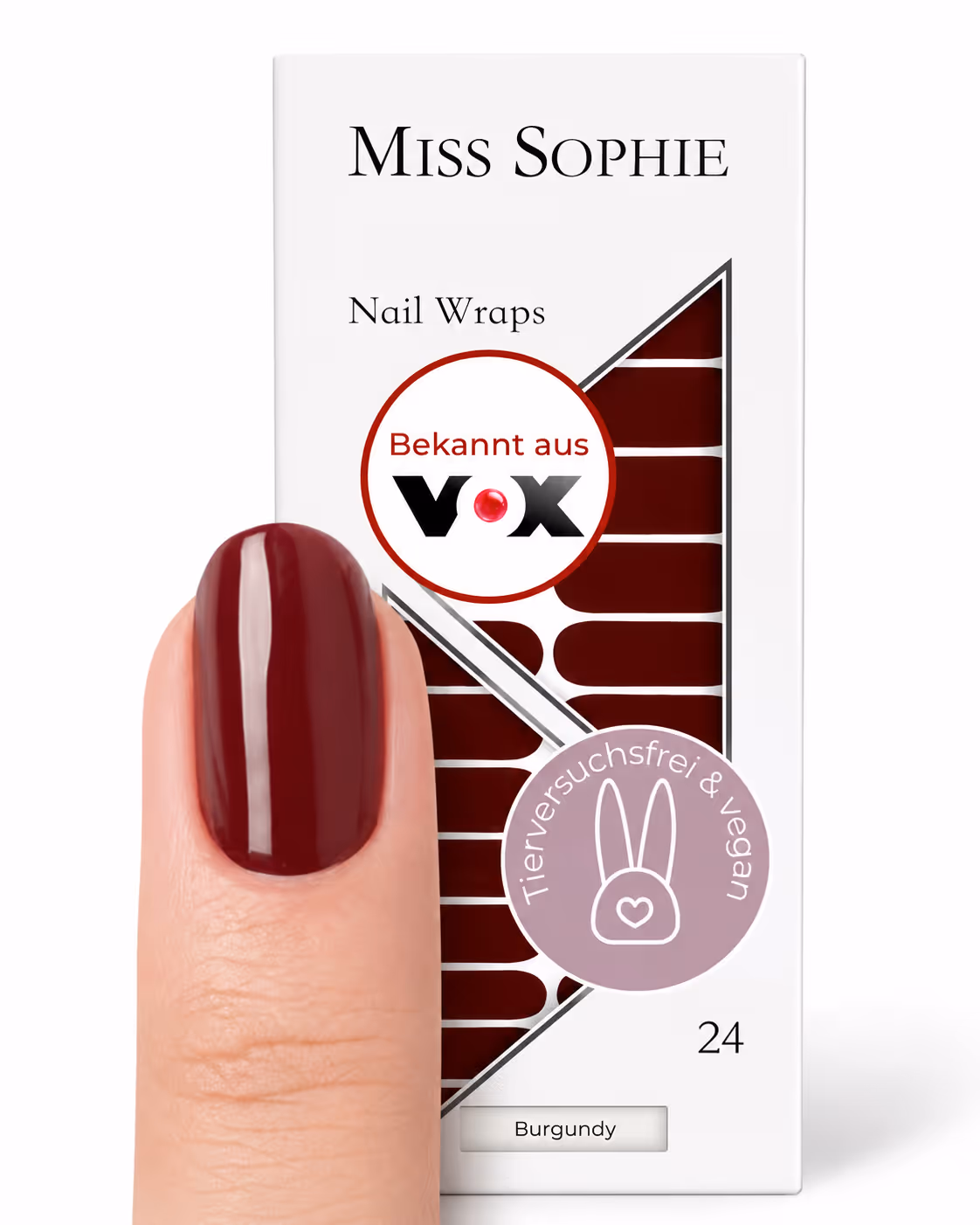 Nagel mit dunkelrotem Miss Sophie Nagelwrap vor Verpackung mit VOX-Logo und veganem Siegel