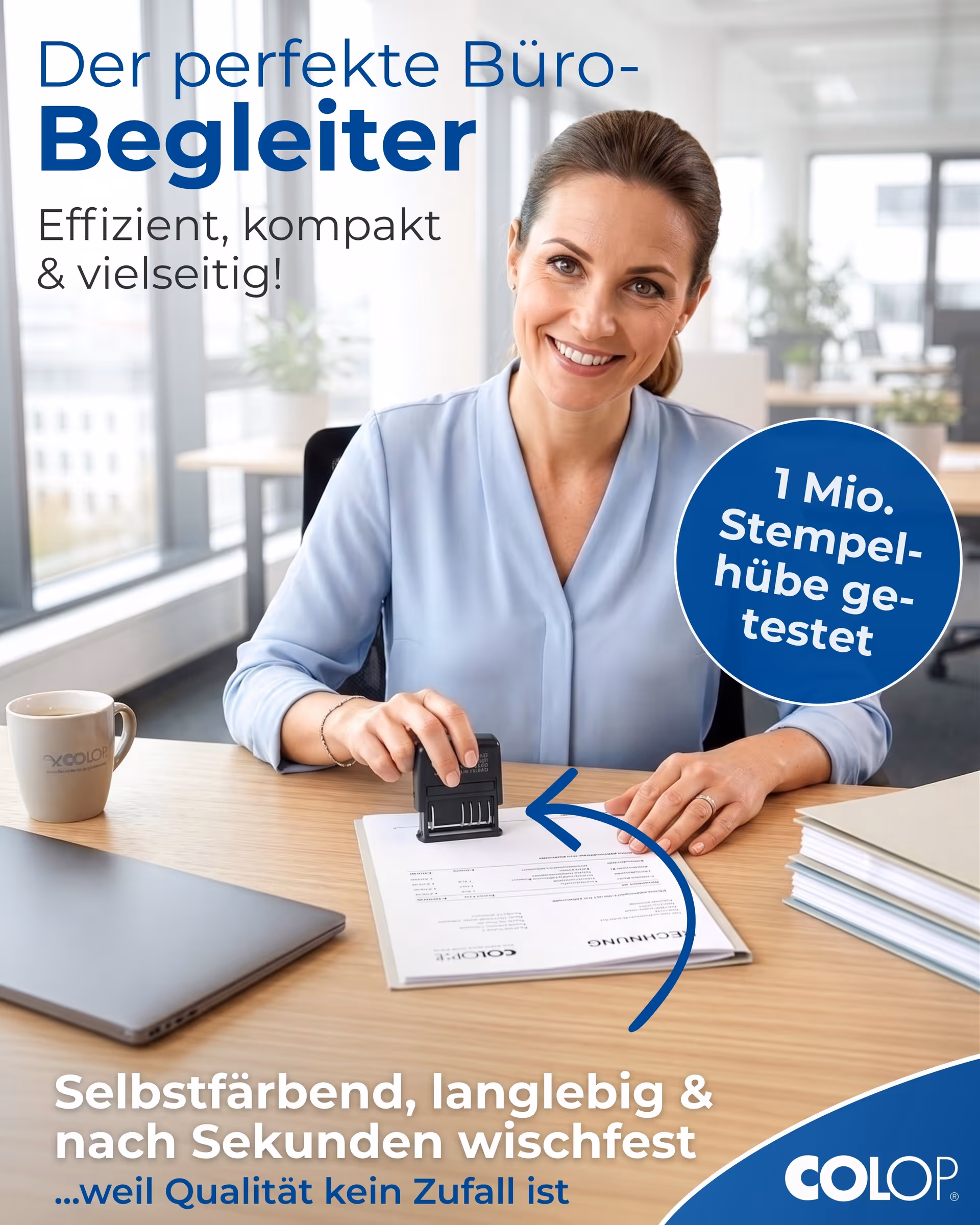 Frau benutzt schwarzen Stempel am Schreibtisch mit Laptop und Becher in modernem Büro.