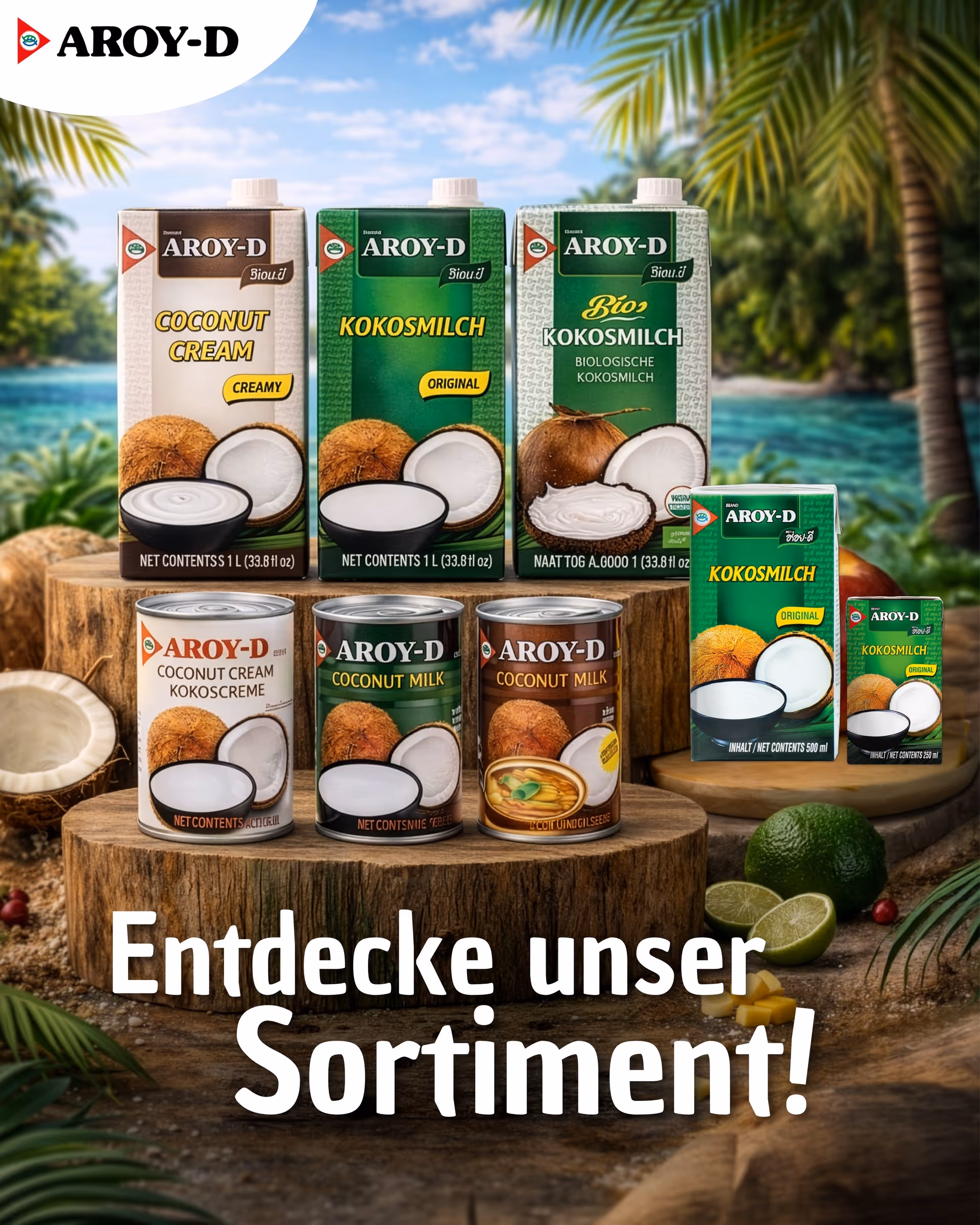 Verschiedene Aroy-D Kokosprodukte auf hölzernen Stufen vor tropischer Strandkulisse.