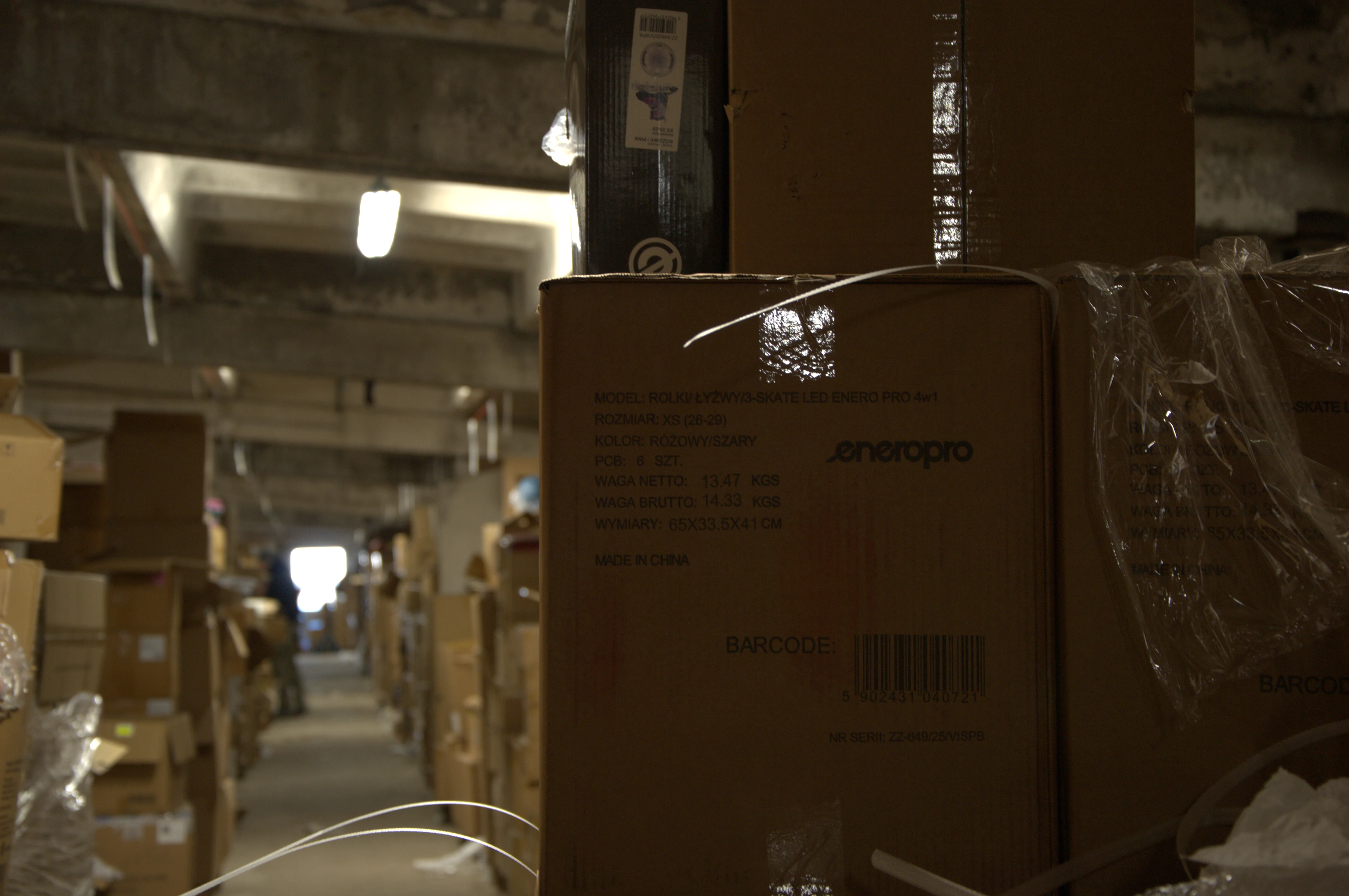 Plan koncepcyjny rozbudowy kompleksu magazynowego z zaznaczeniem istniejących i nowych hal, dróg dojazdowych oraz terenu zagospodarowanego zielenią na tle budynków i zielonego otoczenia.