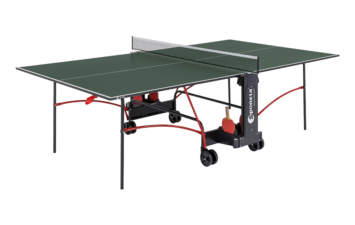 Stół do tenisa stołowego Sponeta z czarno-czerwonym stelażem, zielonym blatem i dwoma rakietkami schowanymi na stelażu.