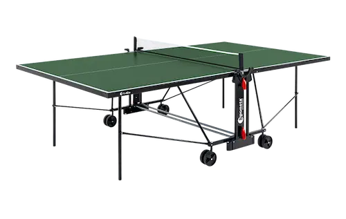 Stół do tenisa stołowego z zielonym blatem, siatką i czarną metalową ramą na kółkach.