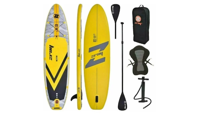 Zestaw do stand up paddleboardingu z żółtą deską, wiosłem, pompką, plecakiem i siedziskiem.