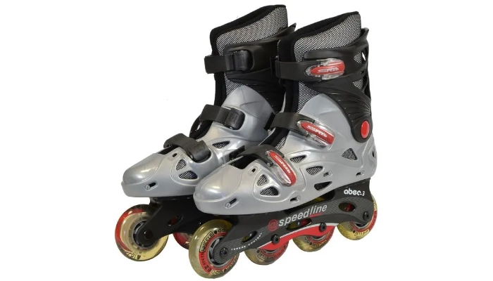 Szare i czarne rolki z czterema żółto-czerwonymi kółkami, oznaczone napisem speedline.