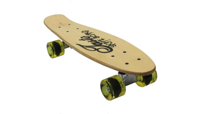 Skateboard typu cruiser z naturalnym drewnianym pokładem i przezroczystymi żółtymi kółkami.