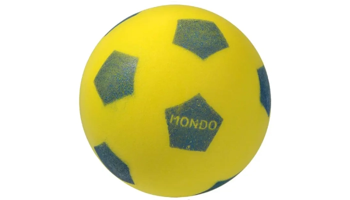 Żółta piłka piankowa z czarnymi pentagonami i napisem MONDO.