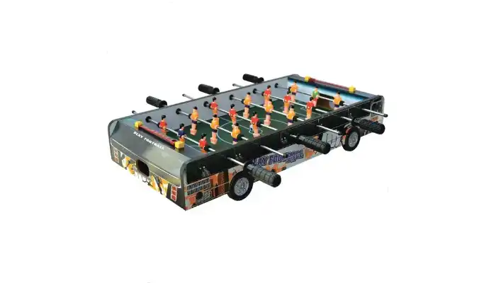 Stół do piłkarzyków z pomarańczowymi i czerwonymi figurkami piłkarzy na zielonym boisku.