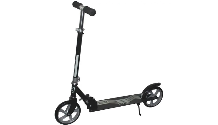 Czarna hulajnoga z dużymi kołami i regulowaną kierownicą.