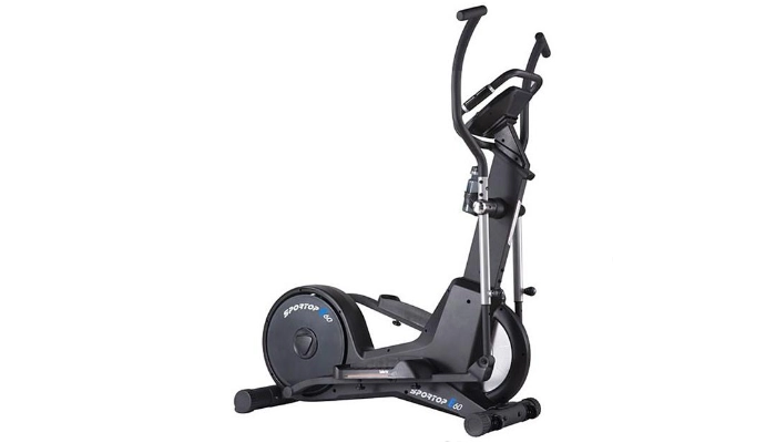 Czarny eliptyczny trenażer fitness z uchwytami i wyświetlaczem.