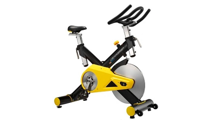 Stacjonarny rower treningowy w kolorze czarnym i żółtym do ćwiczeń cardio.