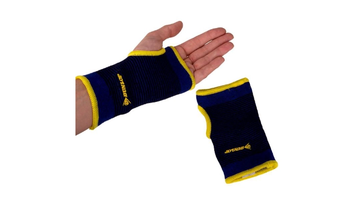 Czarna i żółta opaska na nadgarstek marki Dunlop, jedna na dłoni, druga leżąca obok.