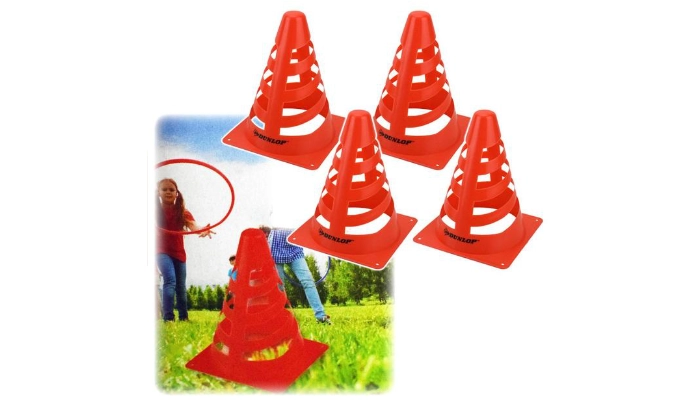 Pięć pomarańczowych stożkowych pachołków do ćwiczeń sportowych na białym tle oraz zdjęcie dzieci bawiących się na trawie z jednym z pachołków.