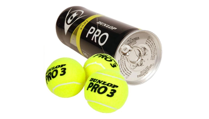 Trzy jasnożółte piłki tenisowe Dunlop Pro 3 obok czarno-żółtej puszki z napisem Dunlop Pro.