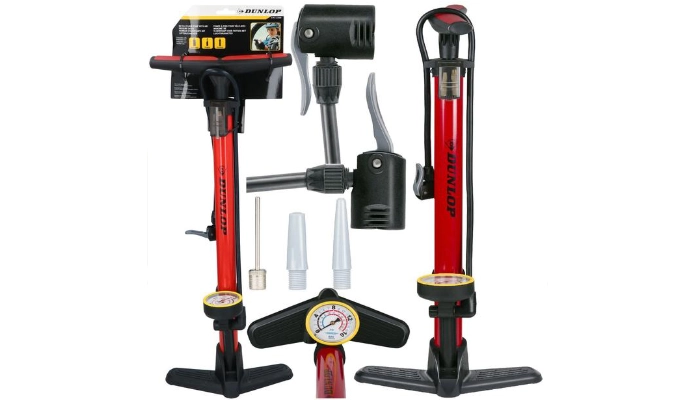 Zestaw czerwonych pomp nożnych Dunlop z manometrami i nasadkami do różnych zaworów na białym tle.