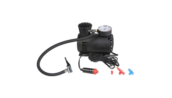 Mobilna przenośna pompka powietrza z manometrem, wężem i adapterami do pompowania.