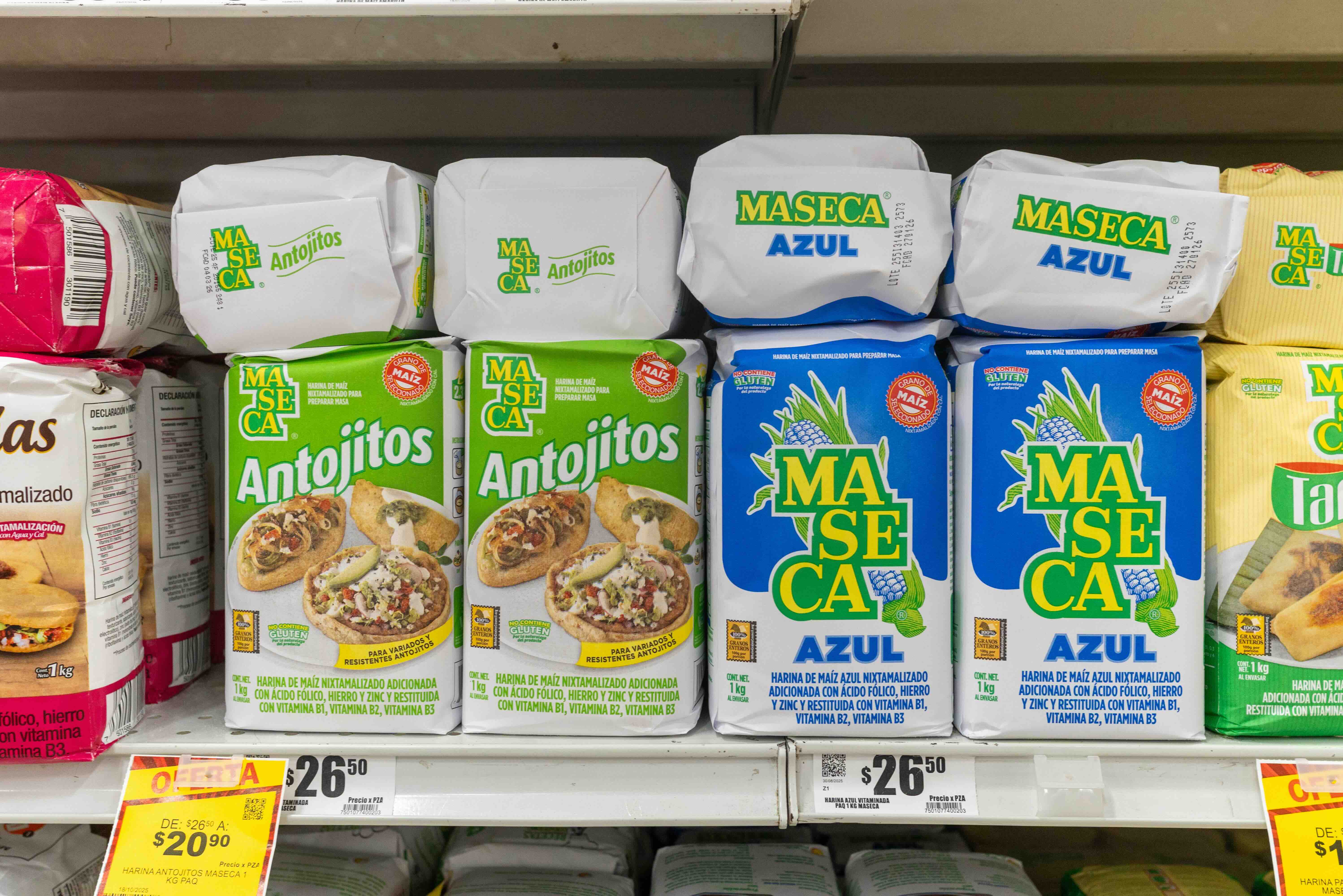 Different varieties of maseca on a grocery store shelf.